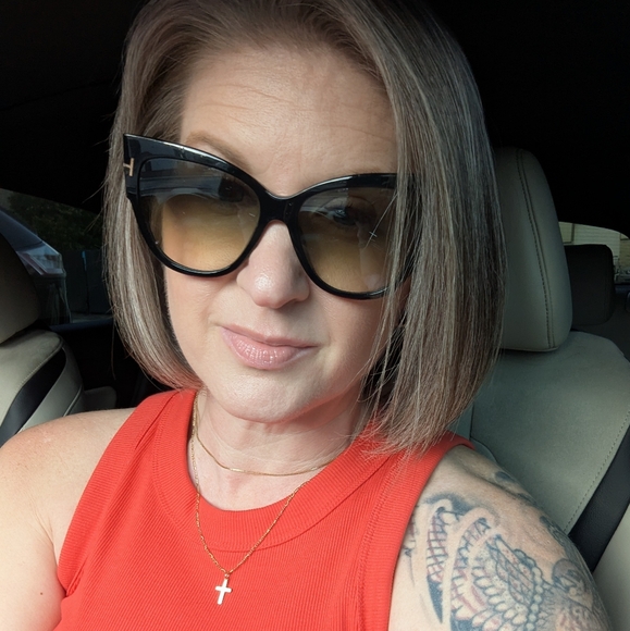 Meet your Posher, Elizabeth - Picture 3 of 3